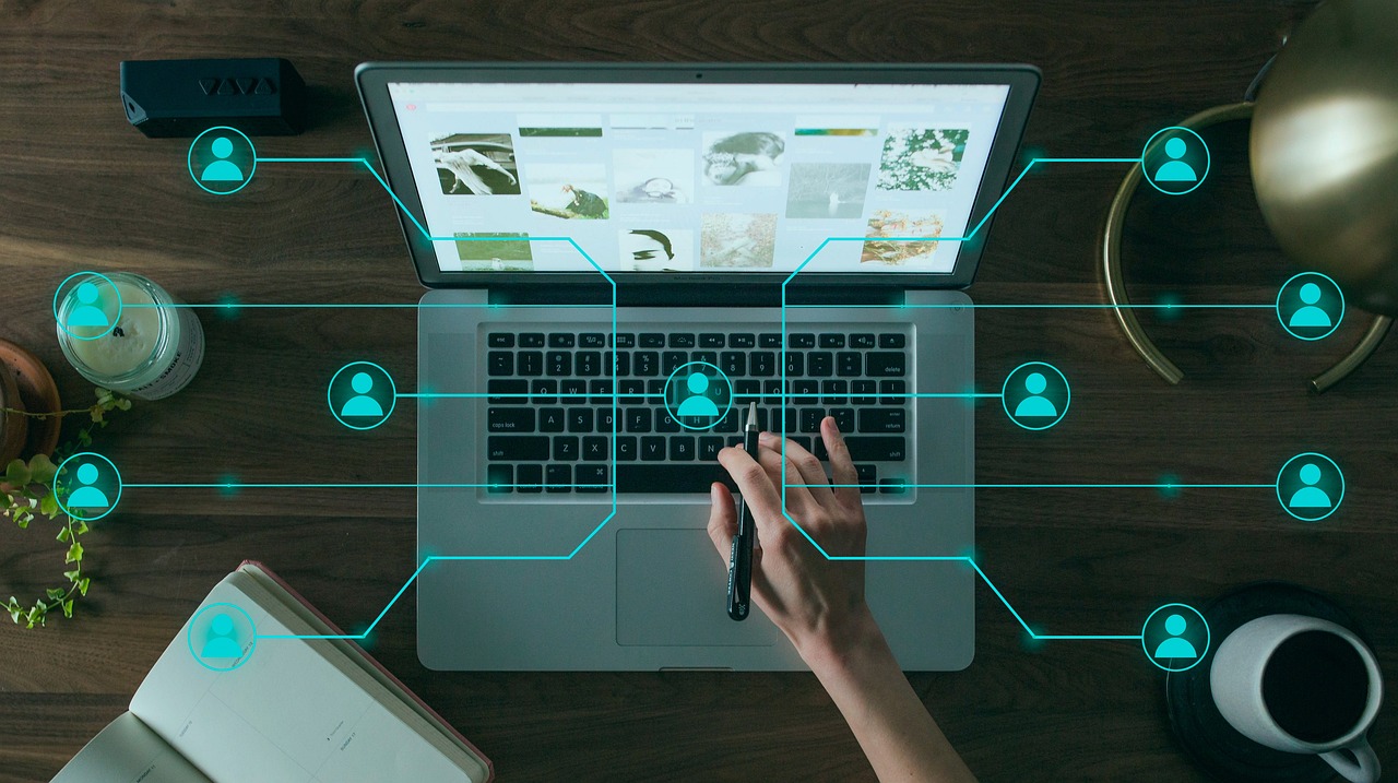 Ilustrație cu studenți la medicină care evaluează informații digitale despre sănătate